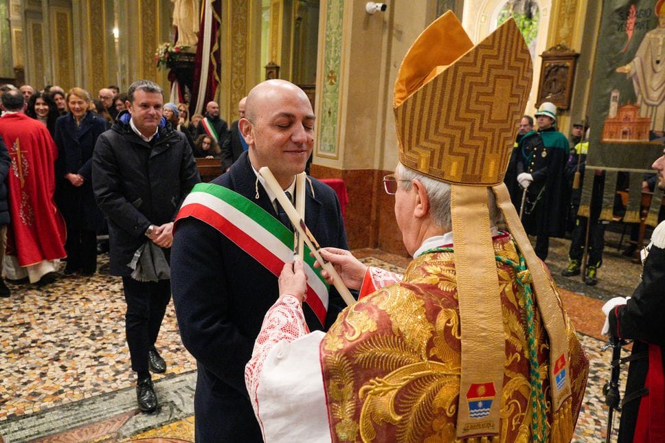 La tradizionale cerimonia per San Biagio con la benedizione della gola