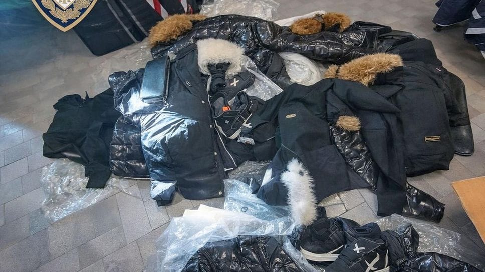 La merce sequestrata dalla polizia locale