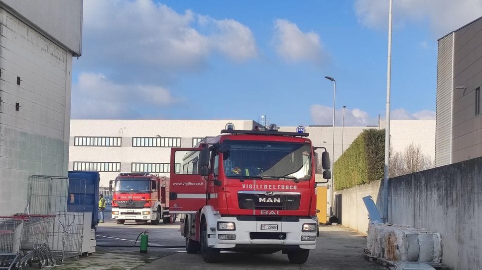 I vigili del fuoco all’esterno della Bennet (Agosti)