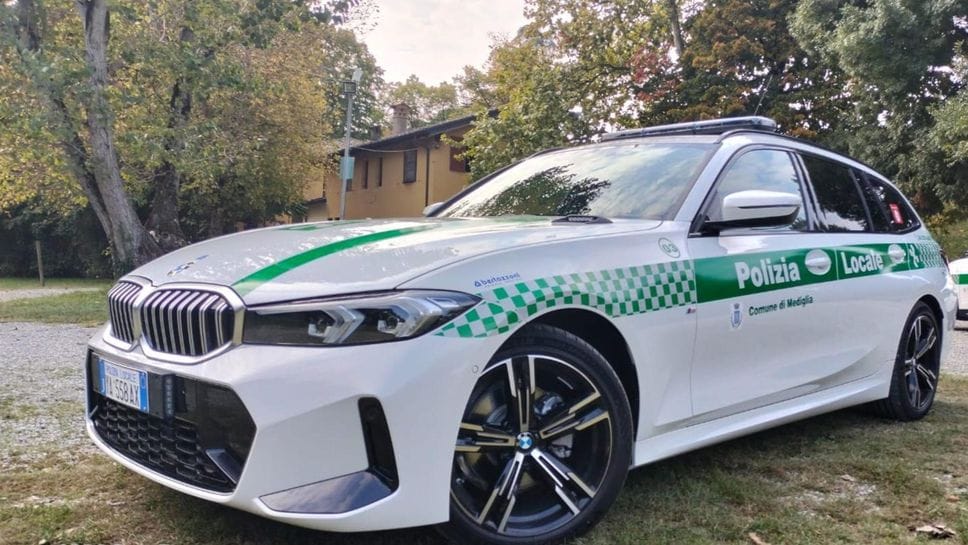 Una vettura della polizia locale di Mediglia (archivio)