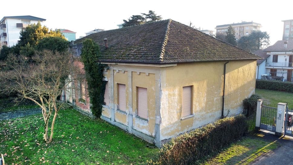 Lo storico asilo Bulloni era stato messo  in vendita nel 2012 ed era stato acquistato, ma poi era seguita la rinuncia da parte del privato aggiudicatario. Foto Borella