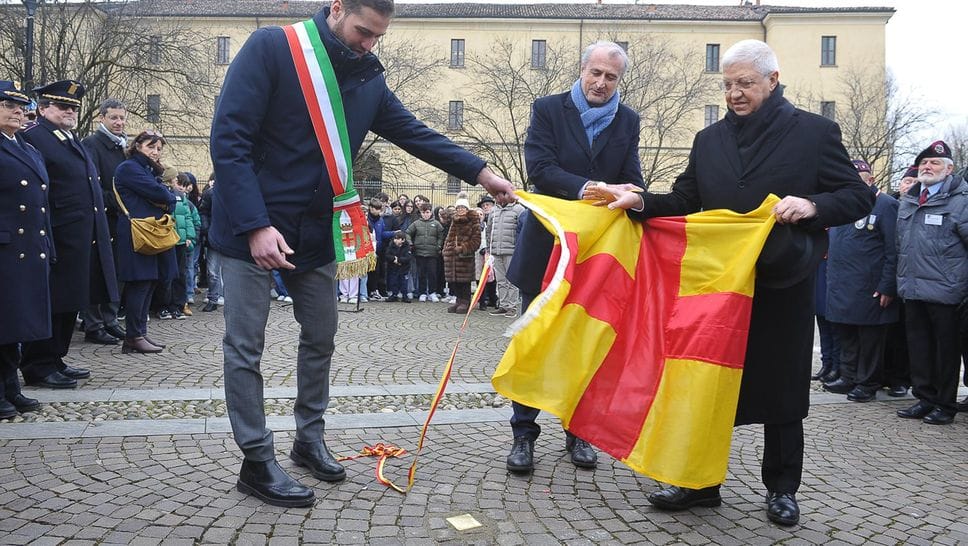 La scoperta della pietra con il sindaco Andrea Furegato , il prefetto Davide Garra e il vescovo di Lodi Maurizio Malvestiti. Foto Ribolini