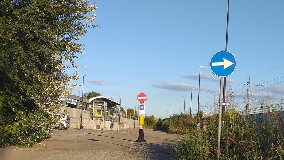 Il parcheggio ovest della stazione, dove si era consumata la violenza carnale ai danni della ragazza