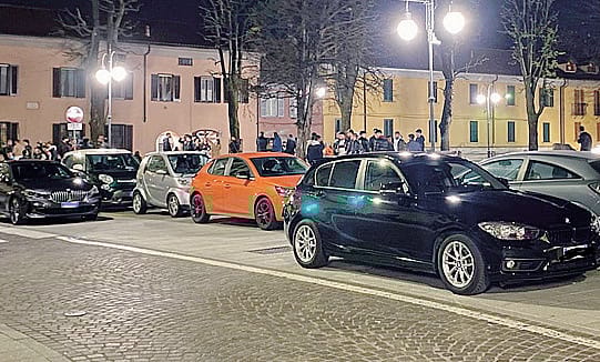 Nella foto di repertorio la sosta selvaggia in centro a Melegnano