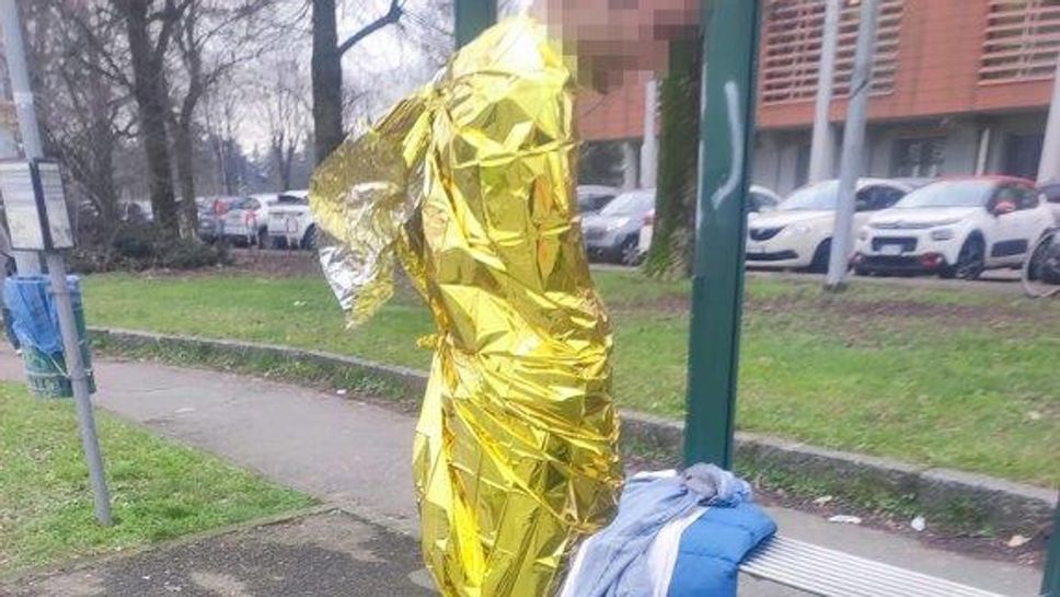 L’uomo è stato fatto ricoprire con un telo termico dai passanti