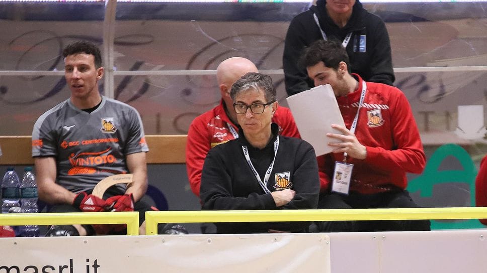 Il tecnico Pierluigi Bresciani domenica durante la partita Amatori-Bassano