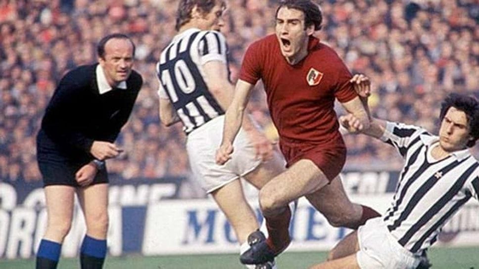 Paolo Casarin impegnato nel derby Torino-Juventus in una foto di altri tempi