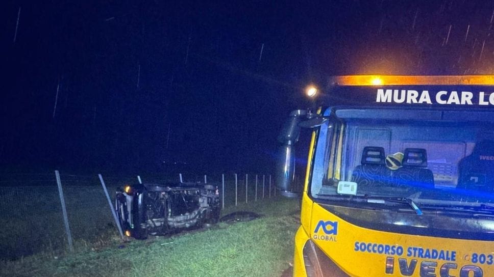 Il recupero della vettura dei due ventenni dopo lo schianto (Agosti)