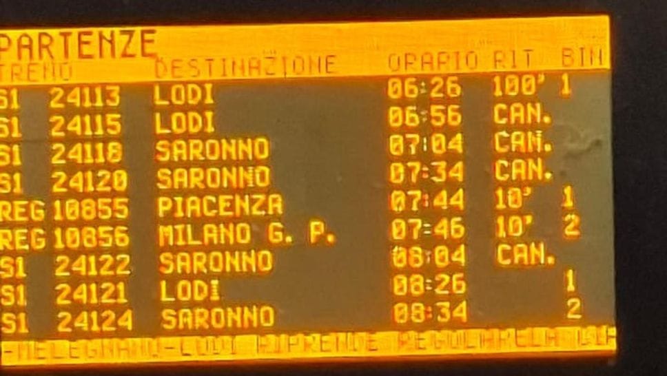 Il tabellone con i ritardi dei treni alla stazione di San Zenone (Cornalba)
