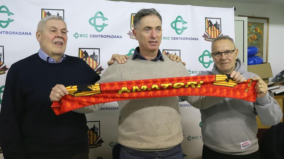 Il tecnico Pierluigi Bresciani tra il presidente Gianni Blanchetti e il dirigente giallorosso Beppe Colombo ieri al palazzetto