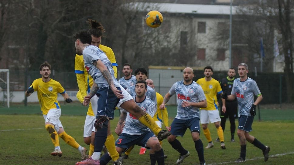 Una fase dello scontro al vertice di due domeniche fa tra Pro Peschiera e Zelo nel Girone K di Seconda Categoria, terminato con un 3-3 pirotecnico