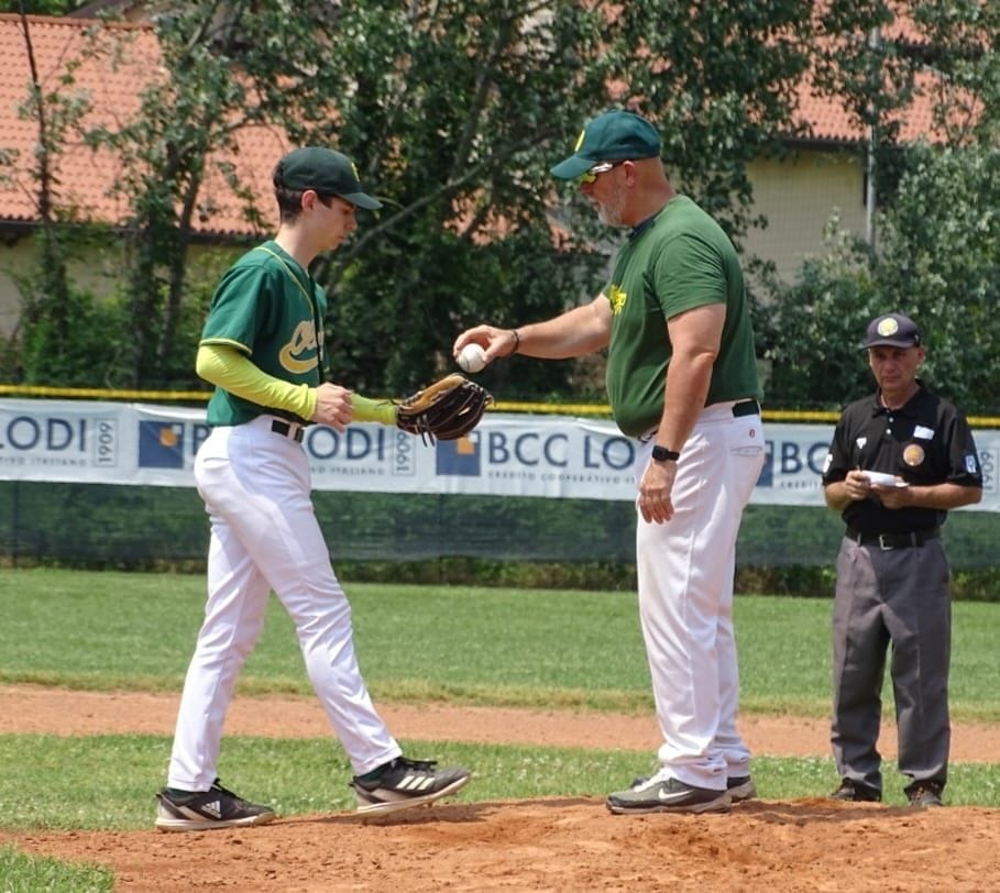 “Bubu” Palazzina consegna la pallina nelle mani del lanciatore Filippo Bassi