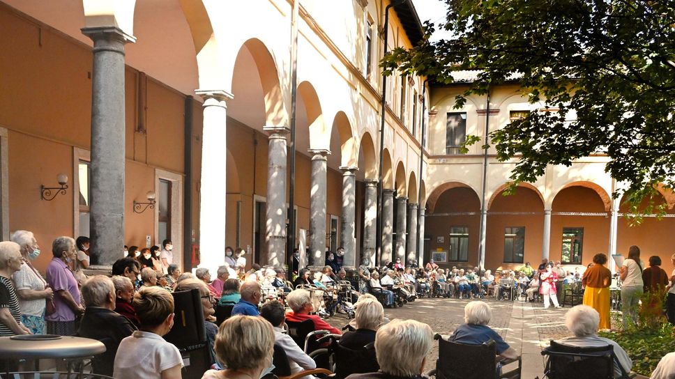 Un evento nel cortile della struttura di via Paolo Gorini
