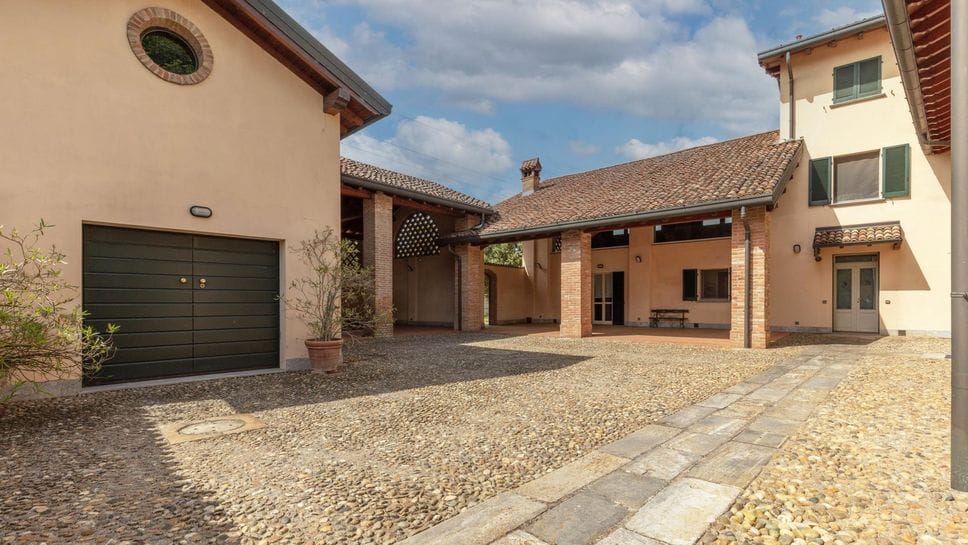 Cascina Caselle è situata nel quartiere Albarola