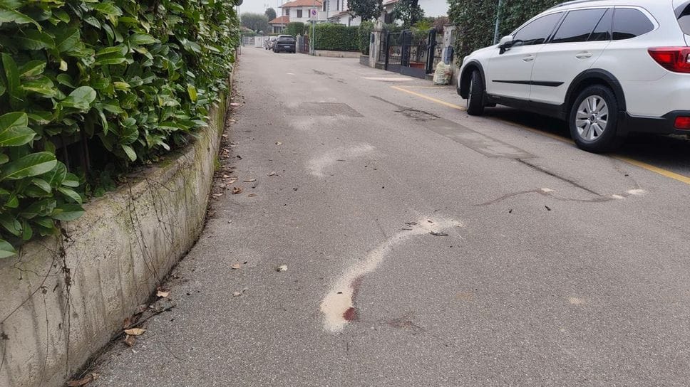 Le macchie di sangue sull’asfalto di via Turati