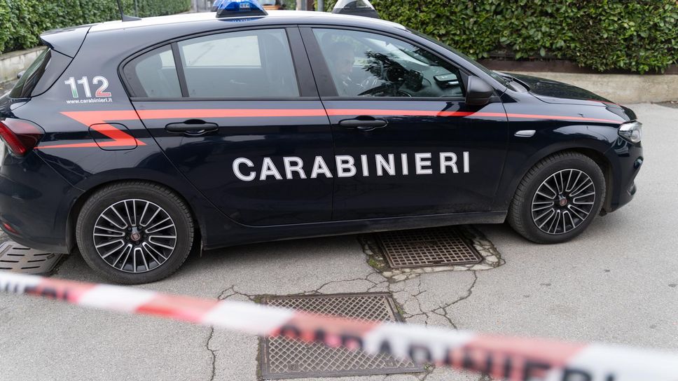 Il nastro rosso che delimita la zona dell’investimento