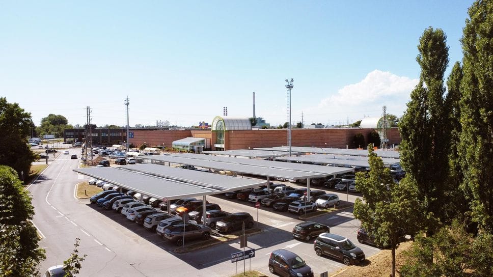 Una fotografia dall’alto delle tettoie fotovoltaiche in costruzione dallo scorso anno su gran parte del parcheggio del Gigante