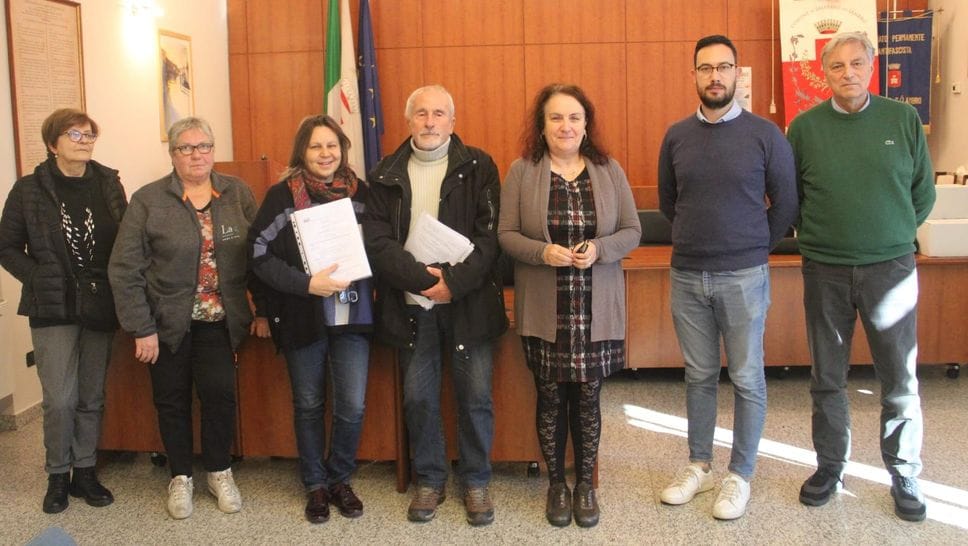 La sindaca di Salerano con i promotori della raccolta firme