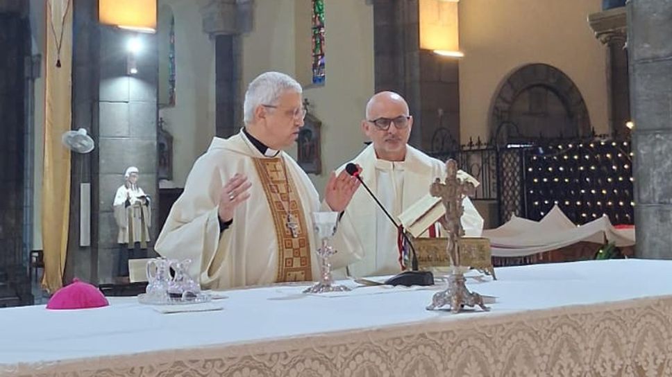 Il vescovo Maurizio mentre celkebra nella cattedrale di Tunisi
