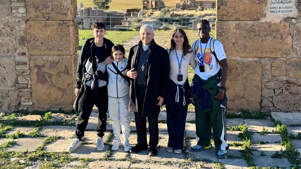 Il vescovo con alcuni giovani pellegrini in Tunisia