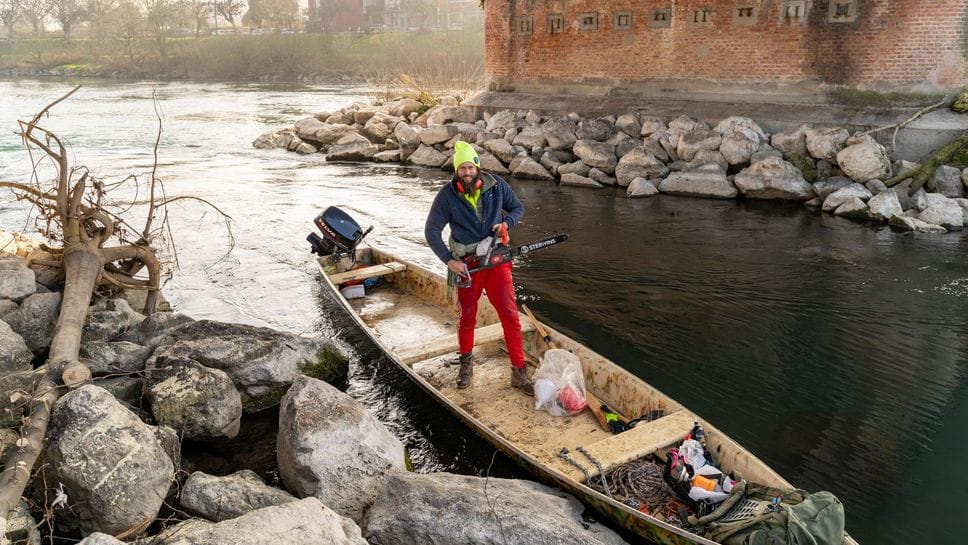 Stefano Rotta mentre toglie i tronchi sotto il ponte (Foto Ploiesteanu)