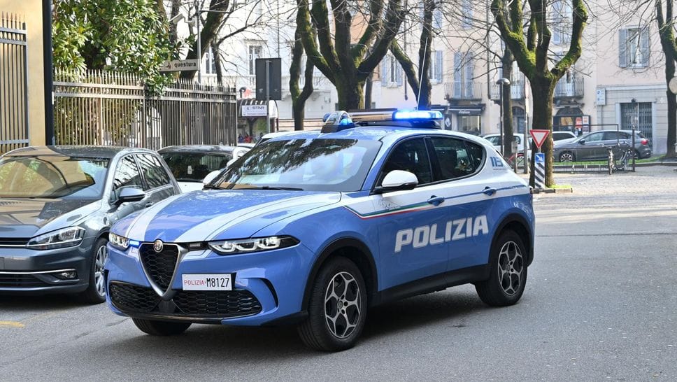 Un’auto della polizia che è intervenuta in via Nino Dall’Oro