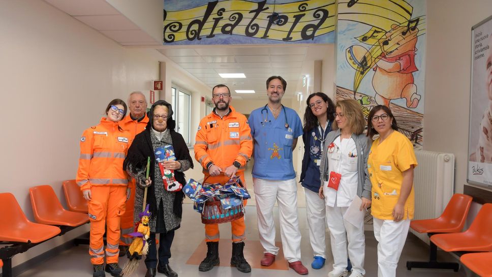 I volontari in ospedale. Foto Canali
