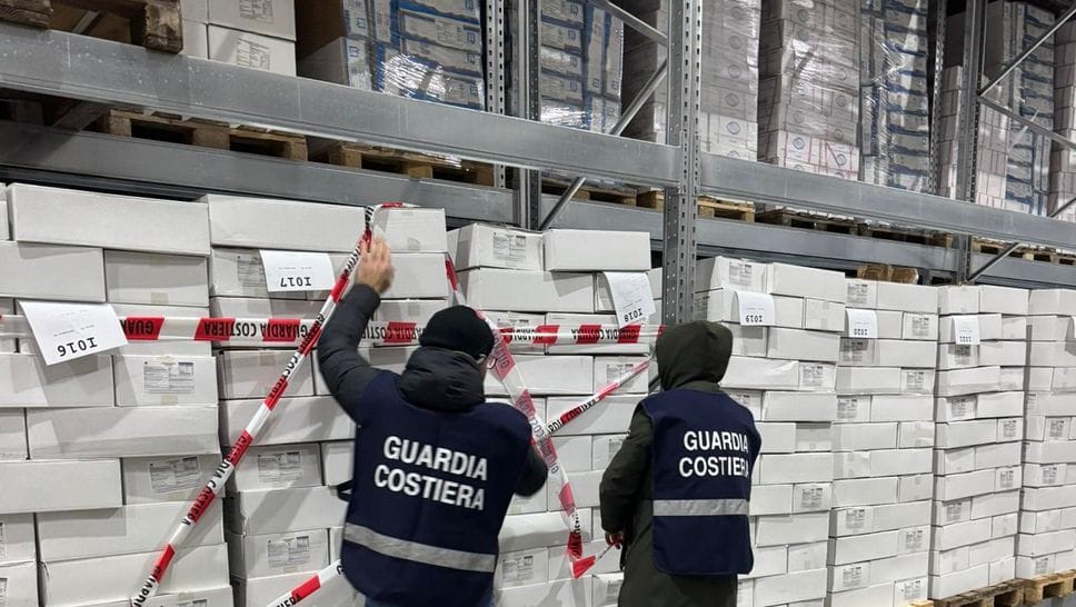 Operatori della Guardia costiera di Genova mettono i sigilli al pesce scaduto