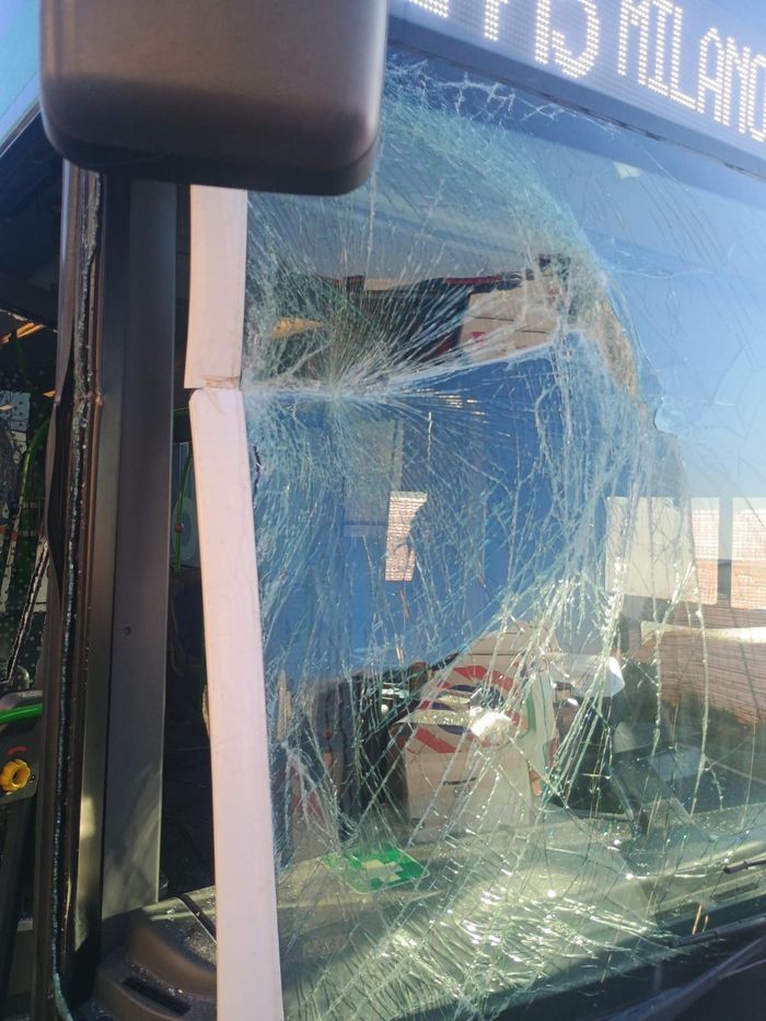 Il parabrezza del bus danneggiato