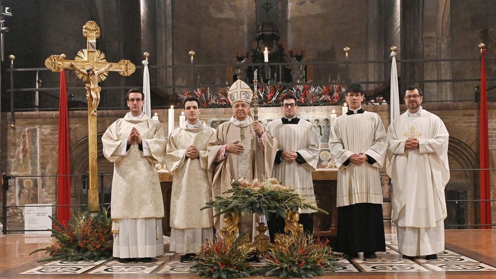 Il vescovo Maurizio con Dario Curioni, ammesso agli Ordini sacri, ii diaconi e il rettore del Seminario don Anselmo Morandi (foto Borella)