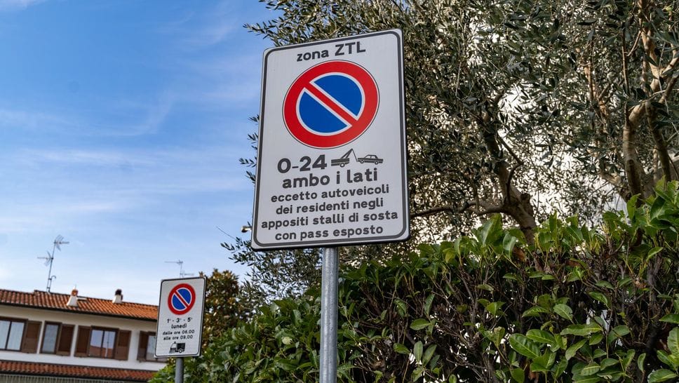 I cartelli messi dal Comune lo scorso anno dopo ripetuti dissidi per la sosta in via Turati