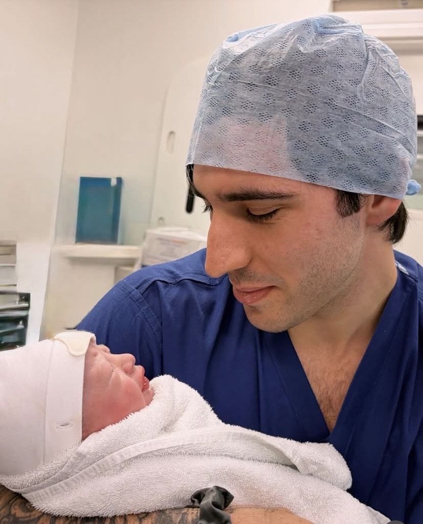 Sandro Tonali in ospedale per la nascita del suo bimbo (foto dai canali social del calciatore)