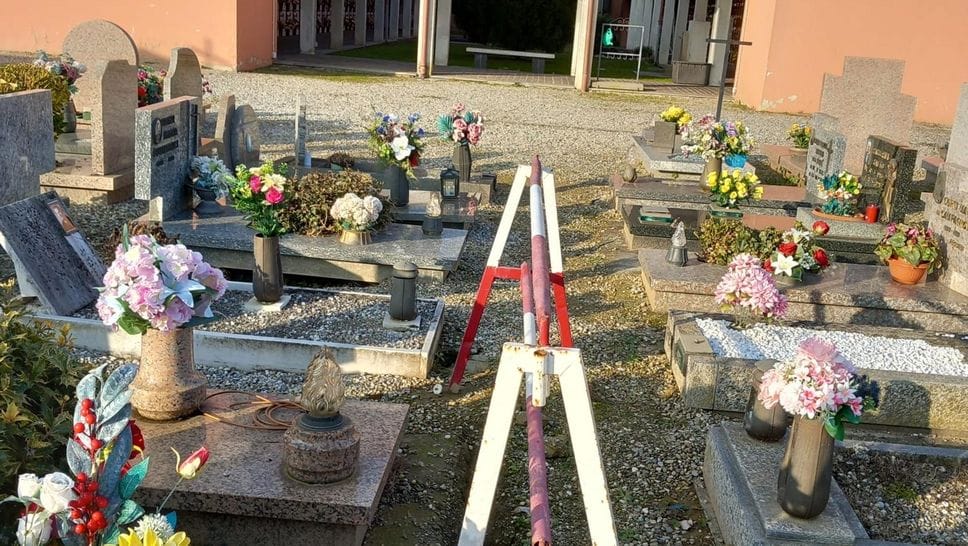 San Bernardo: le transenne fra le tombe che hanno suscitato le lamentele