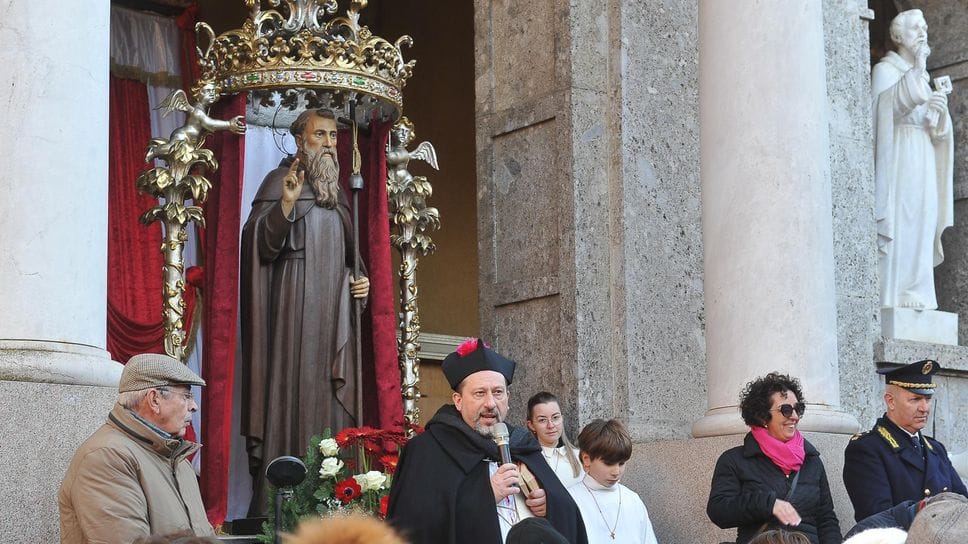 Il parroco don Raimondi durante le celebrazioni per Sant’Antonio a Sant’Angelo