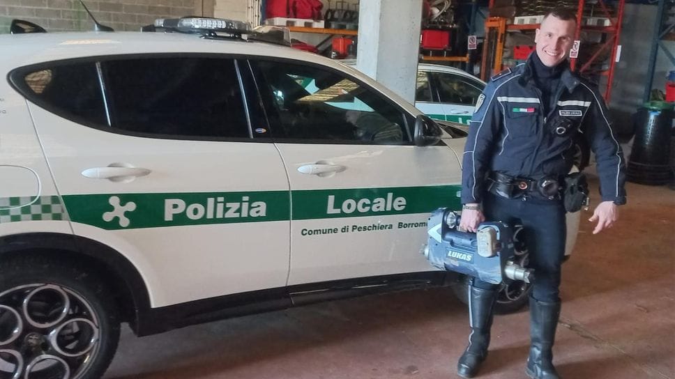 Un agente con l’attrezzo recuperato a Peschiera