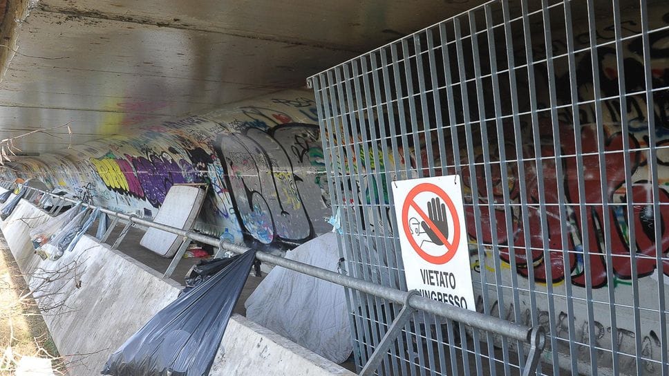 Materassi, tende e giacigli di fortuna sotto il ponte della tangenziale di Lodi (Ribolini)I