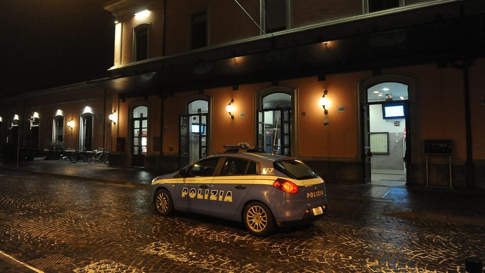 Polizia all’esterno della stazione (archivio)