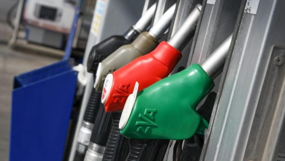 Il prezzo della benzina nella morsa di Hormuz