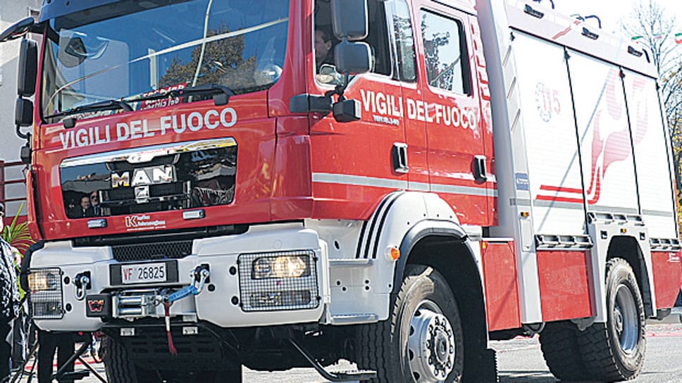 Mulazzano, mezzo dei vigili del fuoco si ribalta in un fossato