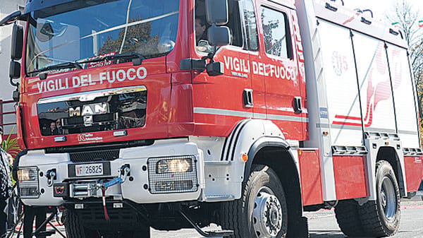 Mulazzano, mezzo dei vigili del fuoco si ribalta in un fossato