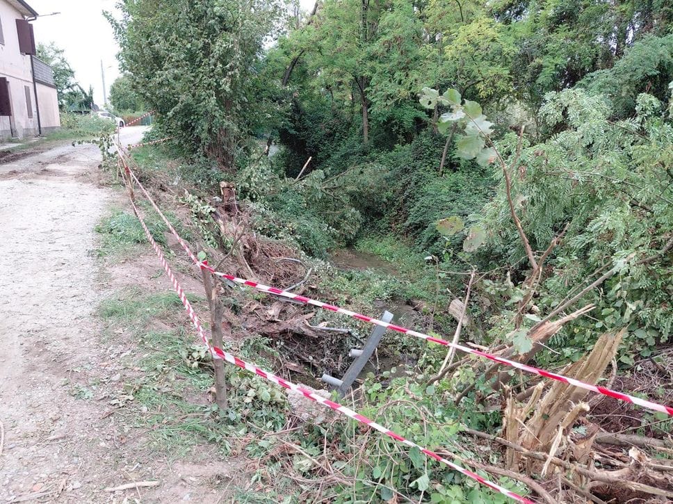 Mulazzano, mezzo dei vigili del fuoco si ribalta in un fossato