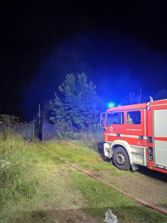 SAN GIULIANO Un capannone divorato da un incendio