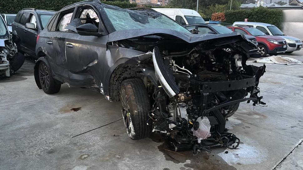 Si schianta contro un muro nella notte, grave automobilista di 28 anni
