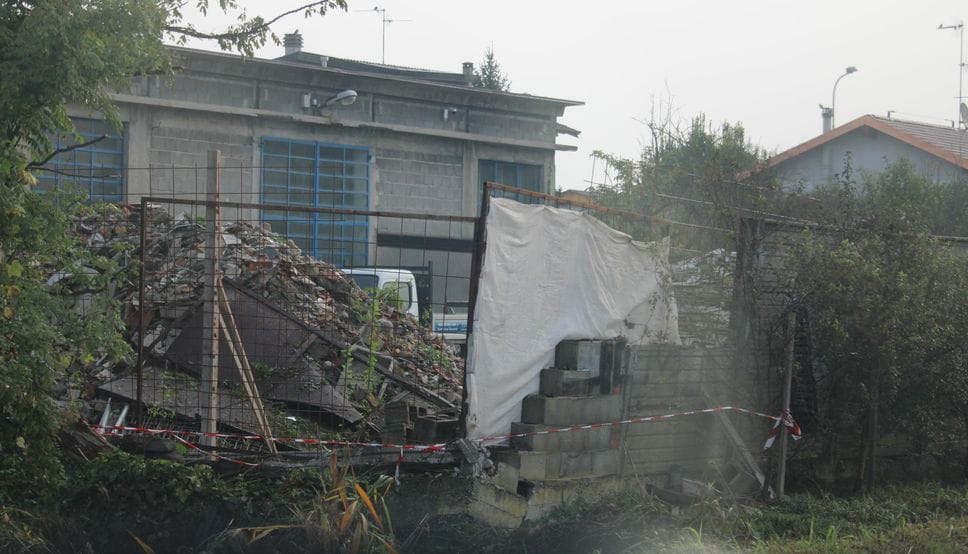 Si schianta contro un muro nella notte, grave automobilista di 28 anni