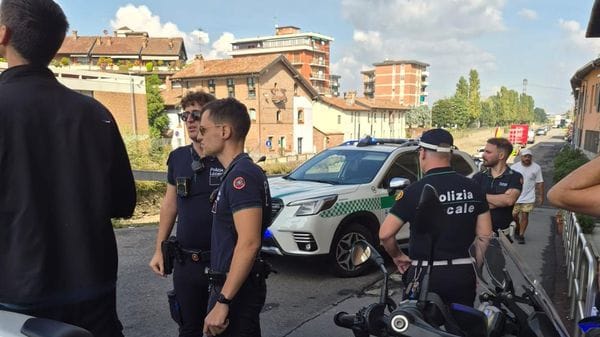 Agenti della polizia locale in trasferta fermano un uomo che aveva aggredito una donna