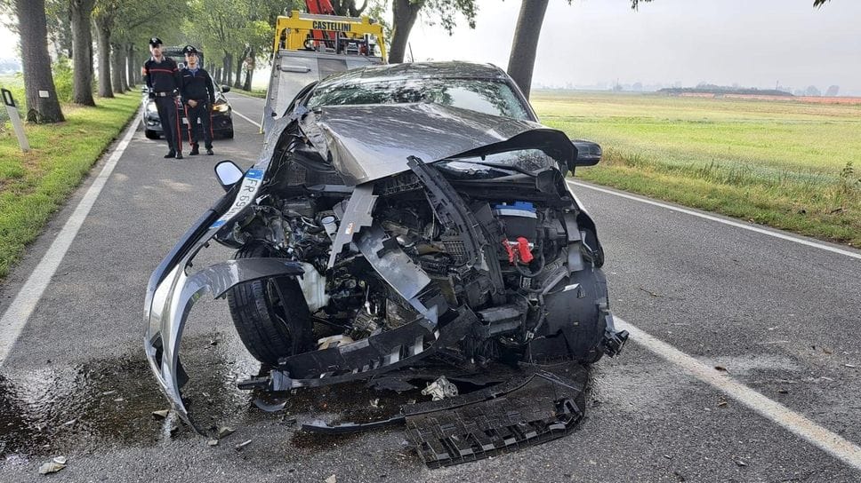Paura sulla Via Emilia, perde il controllo dell’auto e si schianta contro un albero