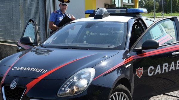 Furto con strappo ai danni di un’84enne: i carabinieri rintracciano il ladro e lo arrestano