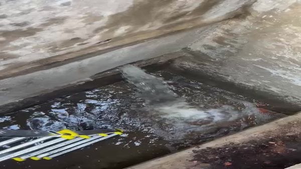 Un fiume d'acqua in una tomba