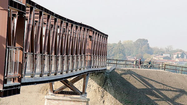 Il ponte “gobbo”, Aipo rassicura: «Finora i collaudi procedono bene»
