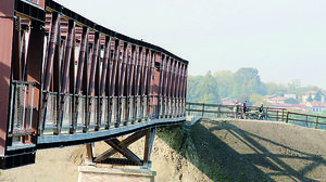 Il ponte “gobbo”, Aipo rassicura: «Finora i collaudi procedono bene»